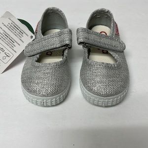 CIENTA girls, Mary Jane shoe. Silver.